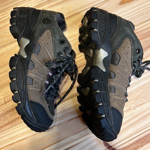 Women’s Hi-Tec Banshee shoe  size 6 - Picture 2 of 7